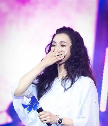 张柏芝举办39岁生日会,烫卷发扎小辫,想40岁开个人演唱会