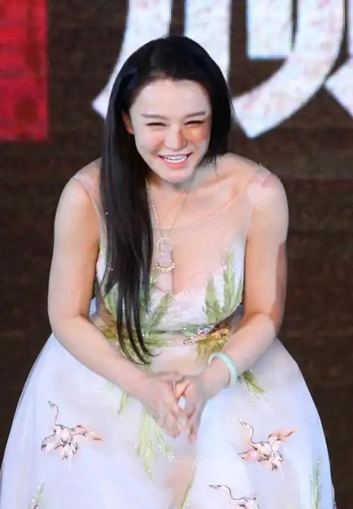 冉莹颖造型让人眼前一亮优雅成熟的丰韵美