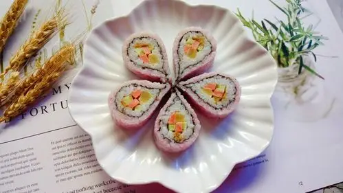 樱花寿司,摆盘时揭下保鲜膜,美美哒樱花寿司就做好了.