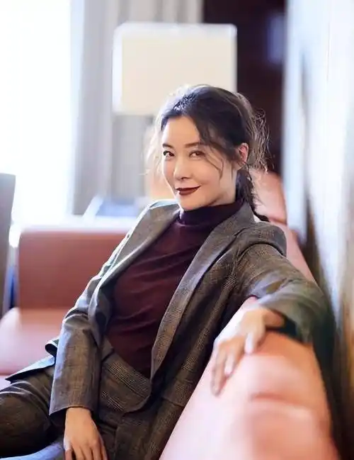 演员柯蓝家庭背景强大,感情频频受挫,杨澜评:活得最带劲的女人 - 活得