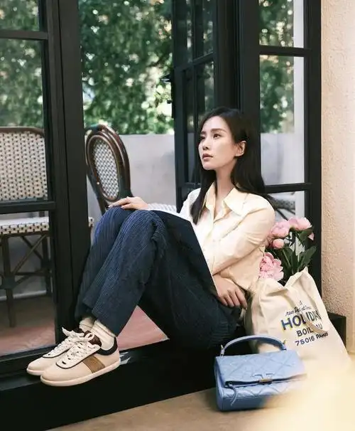 薄荷绿卫衣配不规则格纹裙刘诗诗机场亮相清新气质始终不减