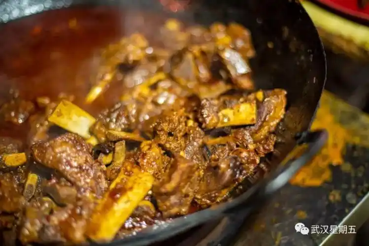 门口架起两口炉灶,戴淑芬的儿子刘贝和侄子刘皓并排站着,勾火颠锅