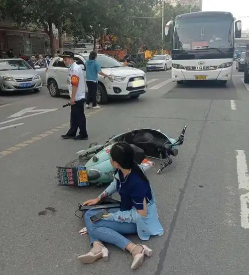 骑电动车女子被轿车撞飞当场摔断片这是哪