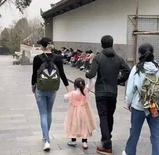 一个举动揭开了撒贝宁的人品难怪董宇辉叫他小撒