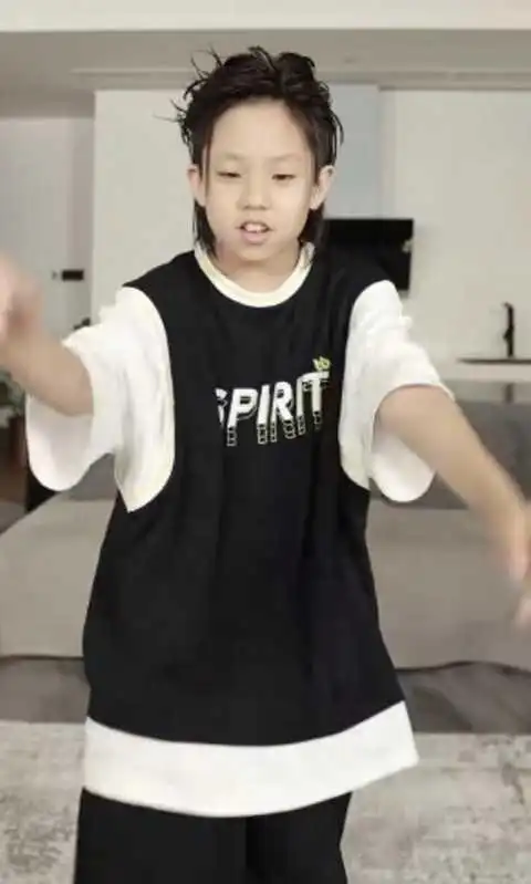 刘畊宏儿子跳街舞为爸爸庆父亲节剪去长发后超帅气和小泡芙共用一张脸