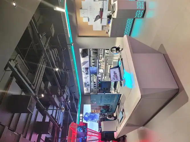 浦东南路889号陆家嘴中心商场 上海最大的一家alienwarae外星人旗舰店