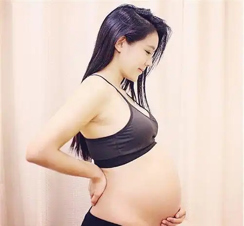 从陈思成和佟丽娅晒出的"反串"孕照可以看出,陈思成是非常爱老婆的.