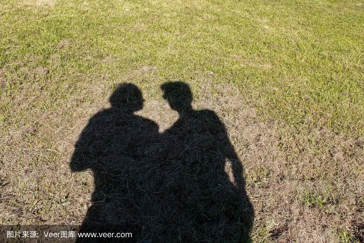 一对夫妻在一起的影子