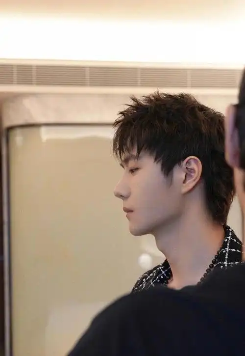 240128王一博侧颜杀惊艳众人独特魅力成焦点