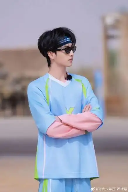 严浩翔蓝色发带,可以有啊,严浩翔浅蓝色套装,我爱了!