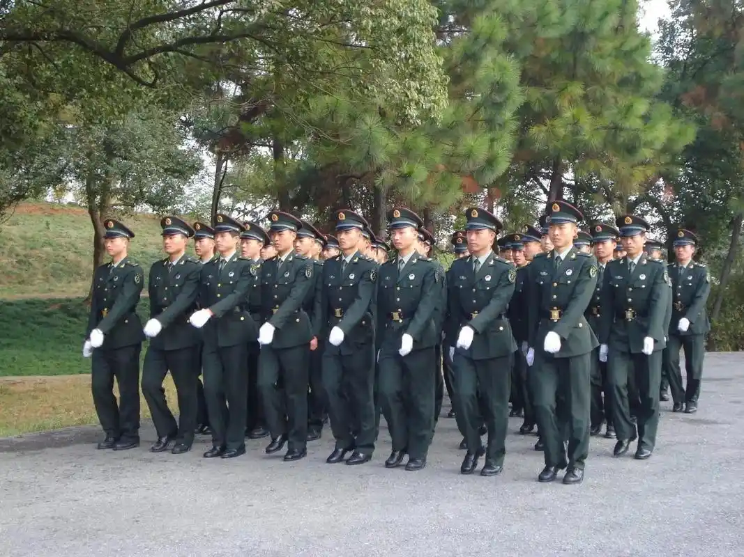 时间好不经用#最美军装 #每一张照片都是满满的回忆 #致敬军 - 抖音