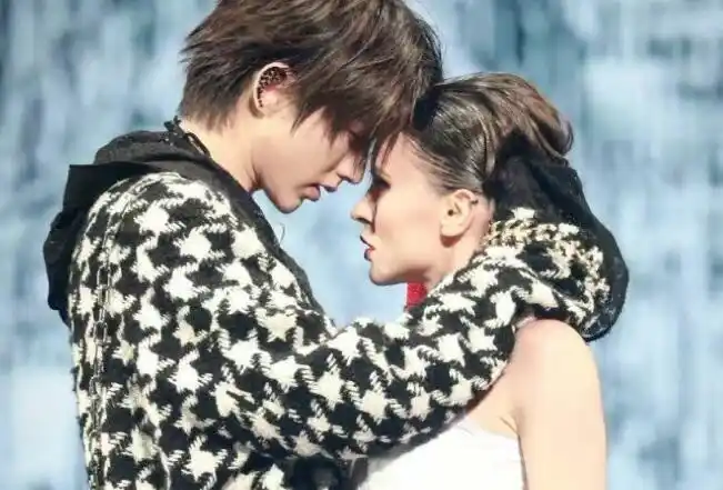 蔡徐坤南京演唱会官宣将在7月31日,北京演唱会和舞伴借位吻