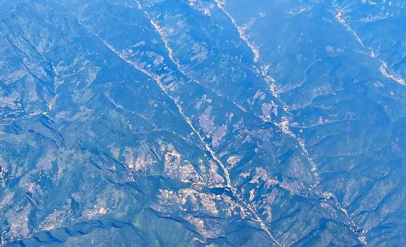 鸟瞰大美秦岭山脉壮哉美哉2021年9月22日拍摄于西安飞往上海的航班上