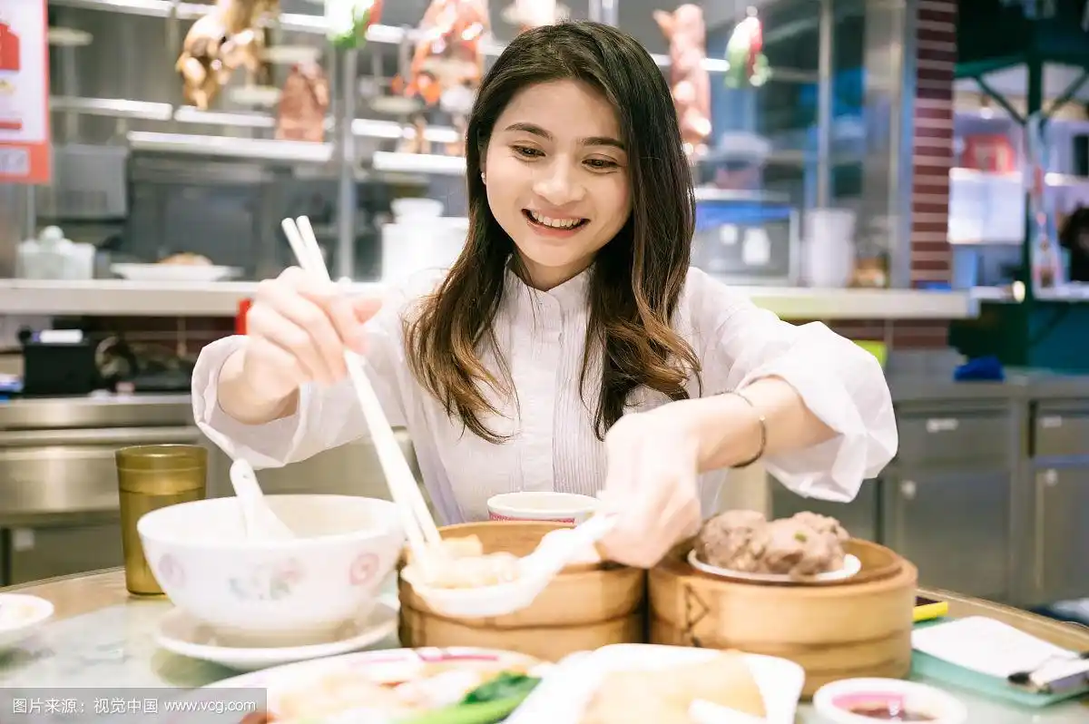亚洲年轻女孩在饭店吃饭