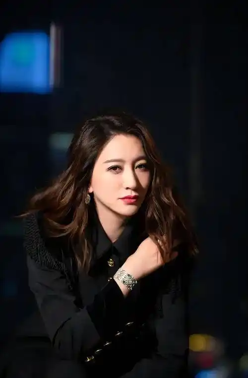 47岁李小冉:娱乐圈的"大号水蜜桃",独立反叛的魅力女神_生活_照片