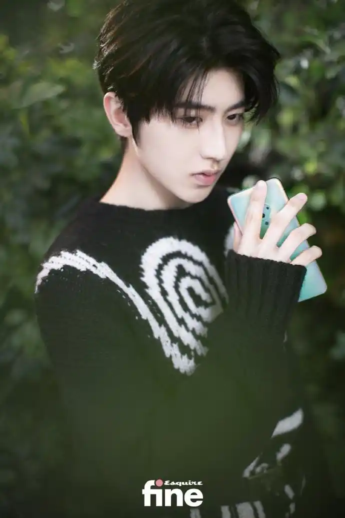 蔡徐坤最新杂志封面曝光眼神清澈散发忧郁气质