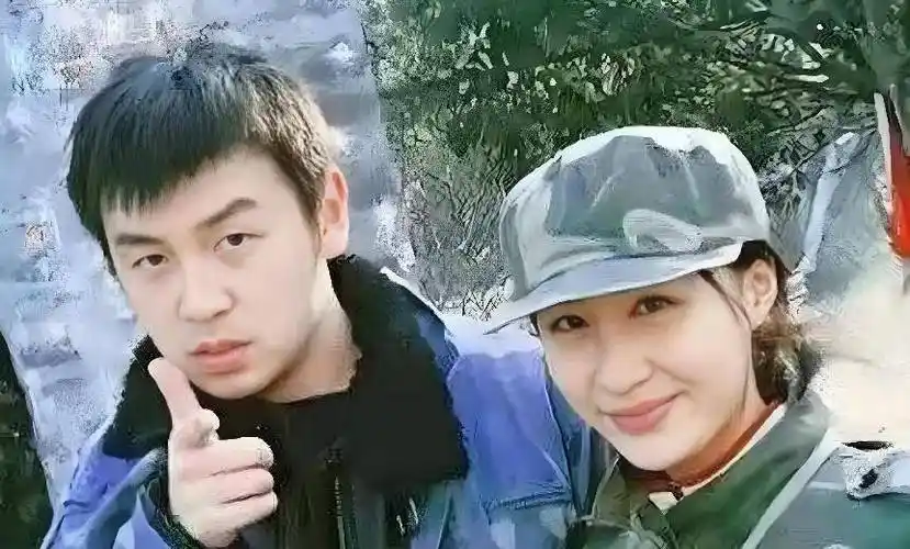 雷佳音出道18年都没有绯闻,看看他妻子是谁就明白了