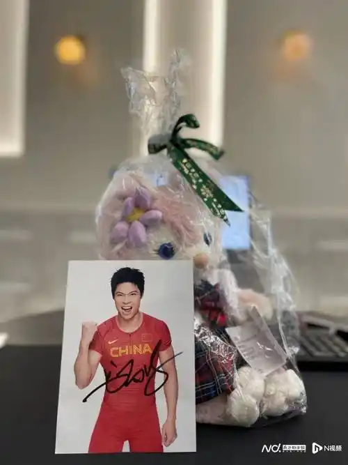 12岁女孩酒店隔离迎来生日苏炳添给她寄来签名照加油打气