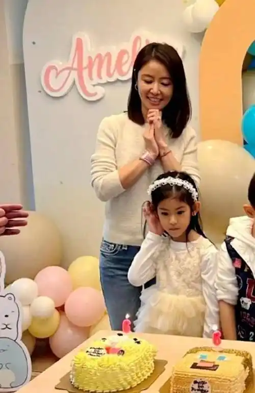 一家三口合照曝光,林心如行头上百万,女儿造型廉价,霍建华被嘲