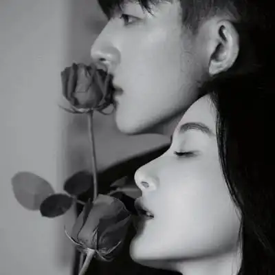 姿势暧昧的情侣头像