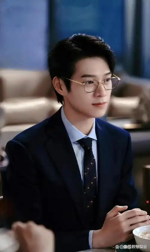 然而,近日魏大勋的一组黑西装照片再次