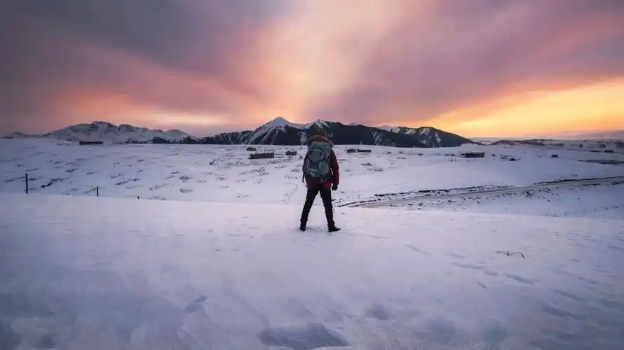 一个人孤独旅行背影