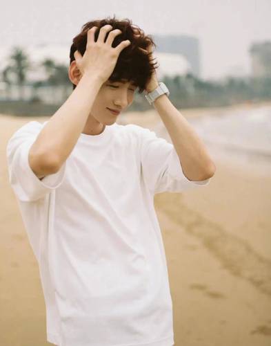 白t恤都能穿出花的男明星:肖战李现一眼万年,任嘉伦少年感满满_因为