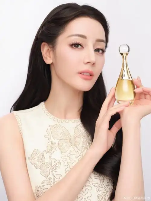 迪奥全球彩妆及香氛代言人@dear-迪丽热巴倾情诠释全新#迪奥真我#倾世