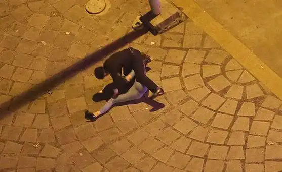 四川成都情侣街头对打女汉子红了