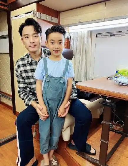 李光洁带着妻儿甜蜜出游,那个严肃的李光洁什么时候变柔软的