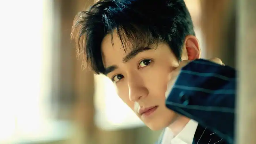 电脑壁纸 明星 大陆明星 朱一龙帅气时尚写真