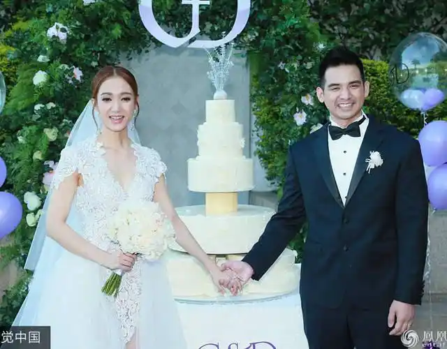王君馨香港补办婚宴狂吻老公 钟嘉欣李亚男伴娘团美翻