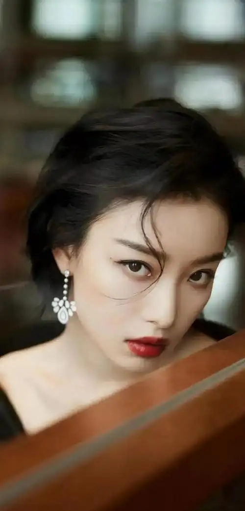 倪妮高冷照 身材性感 眼神犀利 妩媚动人_网易订阅