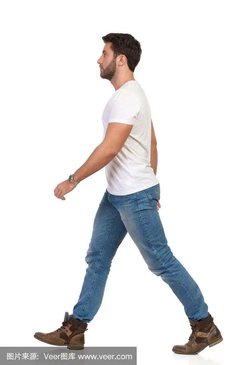 年轻男子在牛仔裤和白色t恤步行侧视图
