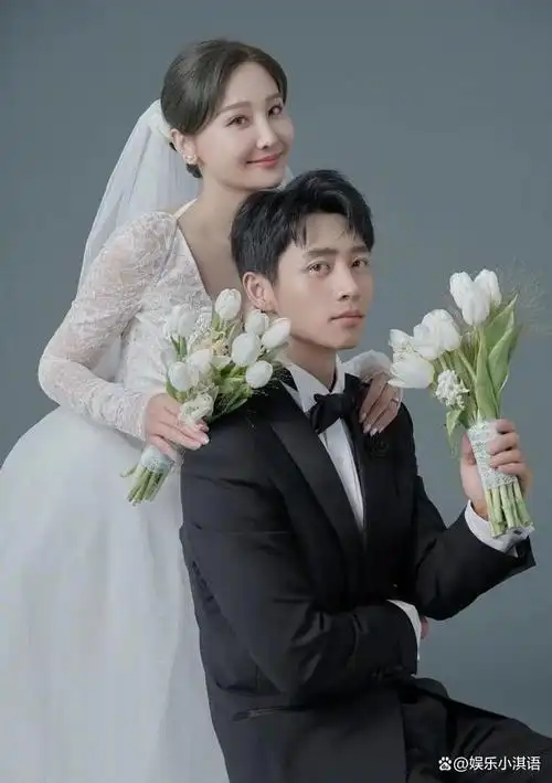 观众们突然醒悟,那个曾经在选秀中大受欢迎的青年,如今已经步入了结婚