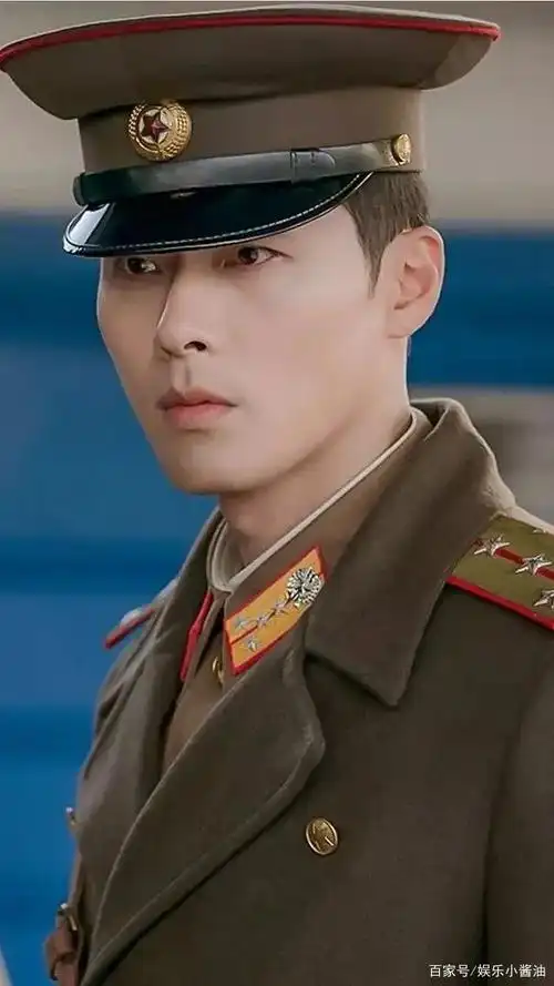 《爱的迫降》玄彬迷彩服和军阀装美图欣赏,快40岁的人居然这么帅