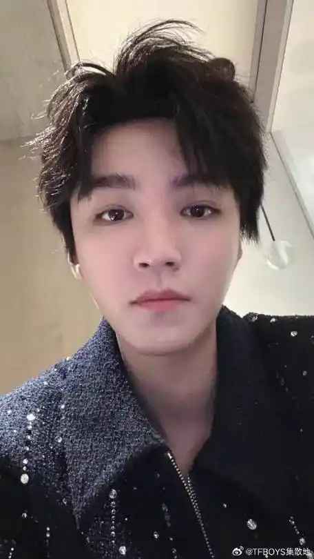 啊啊啊王俊凯发自拍了!