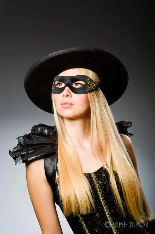 女演员戴着面具