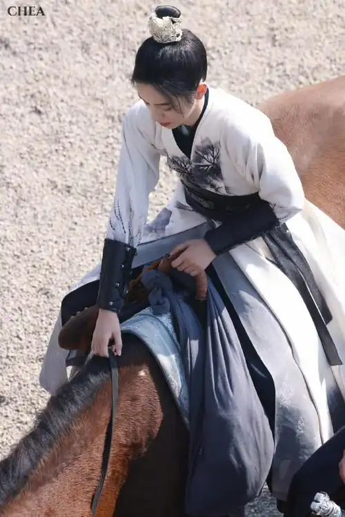 周也白衣少年郎#周也今日《锦月如歌》女扮男装骑马路透来了95这才