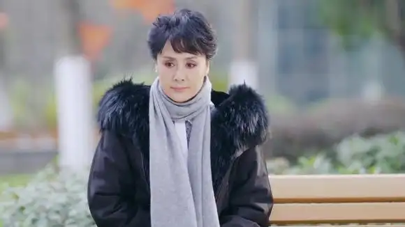 幸福院:老太太巧遇老情人,没等对方发现,就吓得狼狈而逃!