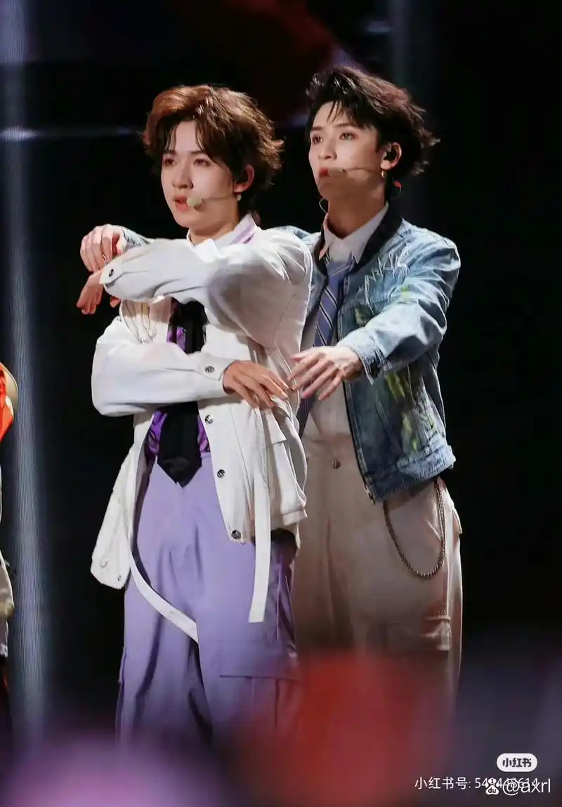 严浩翔# #贺峻霖#  可以不要再避嫌了吗.