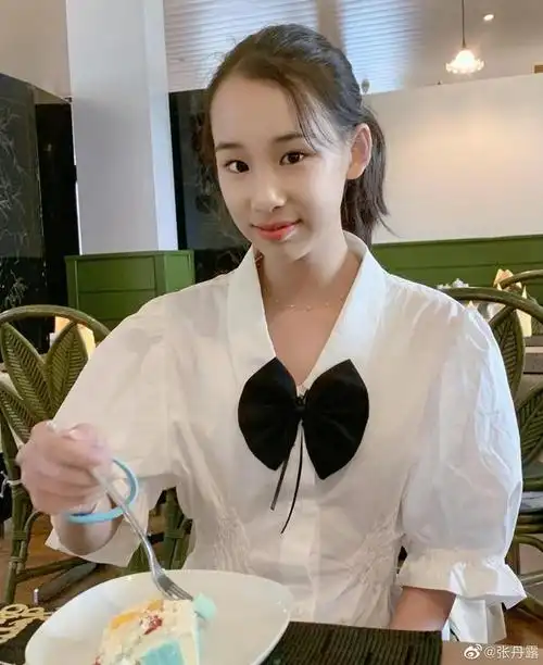 【张丹露个人资料】赵文卓女儿感恩父母,就读瑞士贵族学校家庭压力大