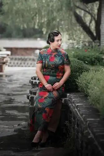 老上海的旗袍,淡淡的色调下,潜藏着女人无限的魅力.