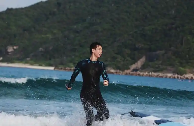 李现霸气冲浪,520专属宠粉福利,帅炸天造型俘获众多迷妹