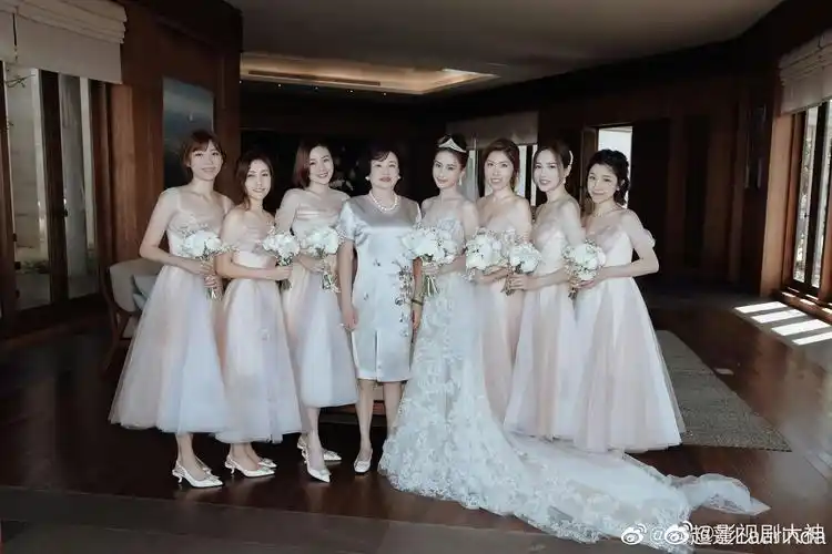 窦骁何超莲婚礼现场图发布新娘身穿白色婚纱好美