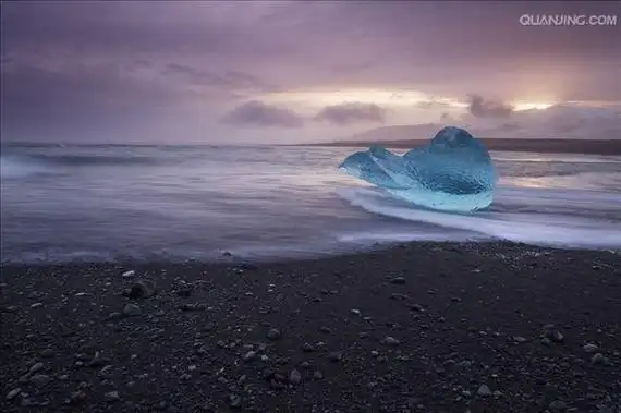p>冰川湖,是指小型山地湖泊,尤其是冰川侵蚀而成的围椅状洼地(即冰斗