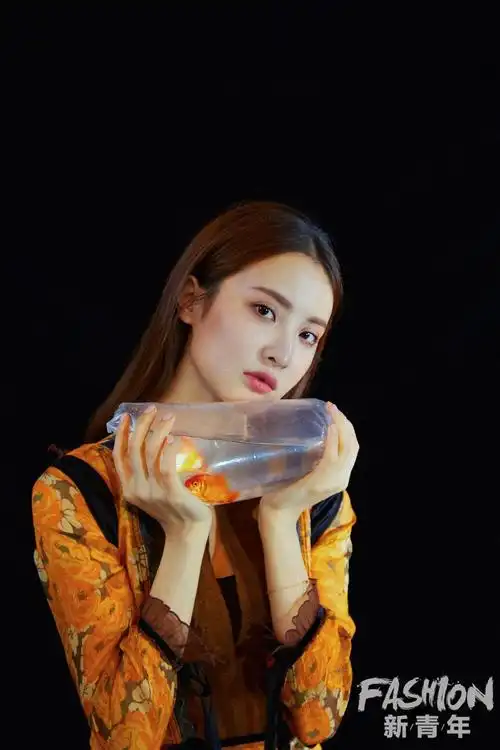 赖雨蒙时尚大片曝光 诠释幻想少女的奇妙世界