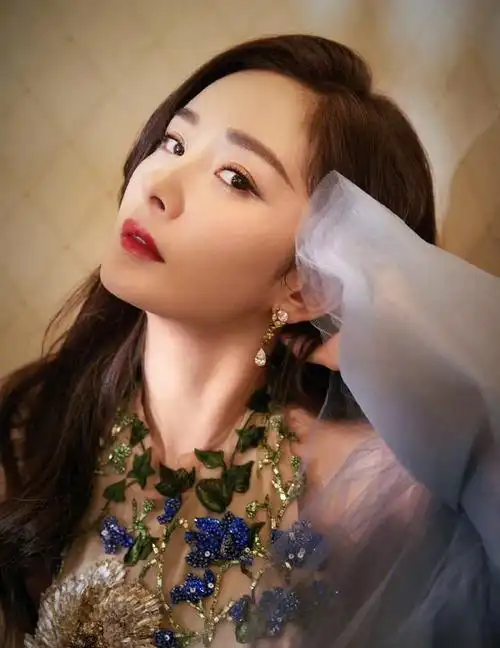 杨幂搭机被发现 绝美白皙侧颜超惊人