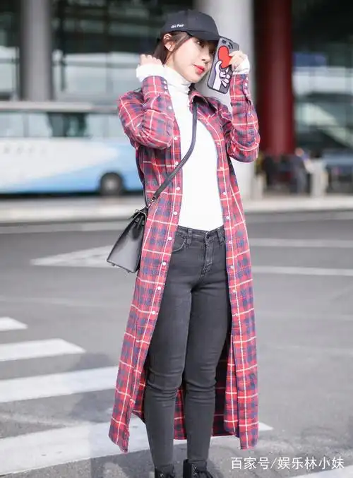 李菲儿太少女了,机场搭配尽显高级感,解锁新时尚