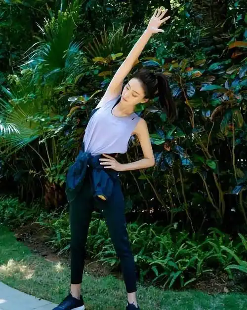 王丽坤晒健身照,没有一点出汗的迹象,摆动幅度小,没有进入状态